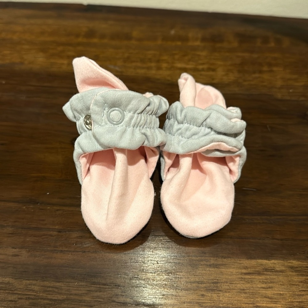 Like New Zutano booties, 0-3 months, 100% organic cotton, pink/gray
